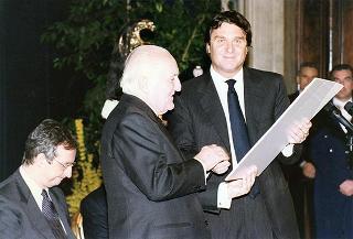 On. Walter Veltroni, vice presidente del Consiglio dei ministri, con i dirigenti della Federazione italiana gioco calcio ed i rappresentanti delle Associazioni di categoria, in occasione del 100° anniversario di fondazione della FGCI