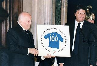 On. Walter Veltroni, vice presidente del Consiglio dei ministri, con i dirigenti della Federazione italiana gioco calcio ed i rappresentanti delle Associazioni di categoria, in occasione del 100° anniversario di fondazione della FGCI
