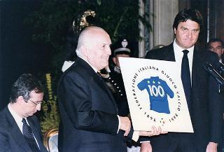 On. Walter Veltroni, vice presidente del Consiglio dei ministri, con i dirigenti della Federazione italiana gioco calcio ed i rappresentanti delle Associazioni di categoria, in occasione del 100° anniversario di fondazione della FGCI