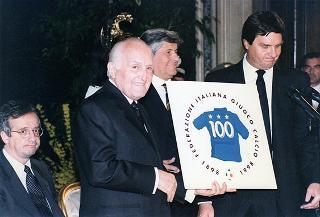 On. Walter Veltroni, vice presidente del Consiglio dei ministri, con i dirigenti della Federazione italiana gioco calcio ed i rappresentanti delle Associazioni di categoria, in occasione del 100° anniversario di fondazione della FGCI