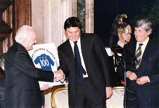 On. Walter Veltroni, vice presidente del Consiglio dei ministri, con i dirigenti della Federazione italiana gioco calcio ed i rappresentanti delle Associazioni di categoria, in occasione del 100° anniversario di fondazione della FGCI