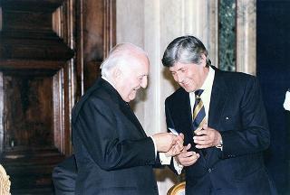 On. Walter Veltroni, vice presidente del Consiglio dei ministri, con i dirigenti della Federazione italiana gioco calcio ed i rappresentanti delle Associazioni di categoria, in occasione del 100° anniversario di fondazione della FGCI