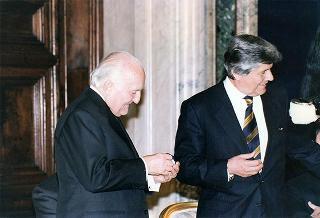 On. Walter Veltroni, vice presidente del Consiglio dei ministri, con i dirigenti della Federazione italiana gioco calcio ed i rappresentanti delle Associazioni di categoria, in occasione del 100° anniversario di fondazione della FGCI