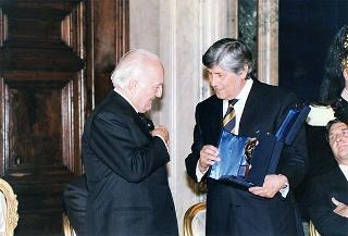 On. Walter Veltroni, vice presidente del Consiglio dei ministri, con i dirigenti della Federazione italiana gioco calcio ed i rappresentanti delle Associazioni di categoria, in occasione del 100° anniversario di fondazione della FGCI