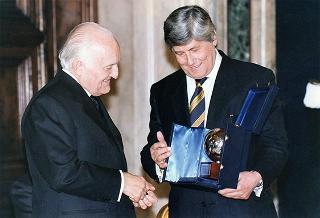 On. Walter Veltroni, vice presidente del Consiglio dei ministri, con i dirigenti della Federazione italiana gioco calcio ed i rappresentanti delle Associazioni di categoria, in occasione del 100° anniversario di fondazione della FGCI