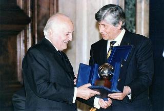 On. Walter Veltroni, vice presidente del Consiglio dei ministri, con i dirigenti della Federazione italiana gioco calcio ed i rappresentanti delle Associazioni di categoria, in occasione del 100° anniversario di fondazione della FGCI