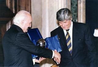 On. Walter Veltroni, vice presidente del Consiglio dei ministri, con i dirigenti della Federazione italiana gioco calcio ed i rappresentanti delle Associazioni di categoria, in occasione del 100° anniversario di fondazione della FGCI
