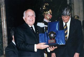 On. Walter Veltroni, vice presidente del Consiglio dei ministri, con i dirigenti della Federazione italiana gioco calcio ed i rappresentanti delle Associazioni di categoria, in occasione del 100° anniversario di fondazione della FGCI