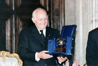 On. Walter Veltroni, vice presidente del Consiglio dei ministri, con i dirigenti della Federazione italiana gioco calcio ed i rappresentanti delle Associazioni di categoria, in occasione del 100° anniversario di fondazione della FGCI