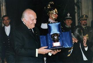 On. Walter Veltroni, vice presidente del Consiglio dei ministri, con i dirigenti della Federazione italiana gioco calcio ed i rappresentanti delle Associazioni di categoria, in occasione del 100° anniversario di fondazione della FGCI