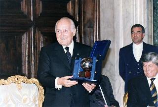 On. Walter Veltroni, vice presidente del Consiglio dei ministri, con i dirigenti della Federazione italiana gioco calcio ed i rappresentanti delle Associazioni di categoria, in occasione del 100° anniversario di fondazione della FGCI