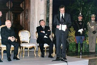 On. Walter Veltroni, vice presidente del Consiglio dei ministri, con i dirigenti della Federazione italiana gioco calcio ed i rappresentanti delle Associazioni di categoria, in occasione del 100° anniversario di fondazione della FGCI