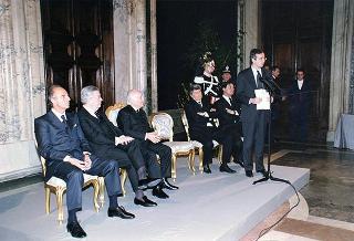 On. Walter Veltroni, vice presidente del Consiglio dei ministri, con i dirigenti della Federazione italiana gioco calcio ed i rappresentanti delle Associazioni di categoria, in occasione del 100° anniversario di fondazione della FGCI
