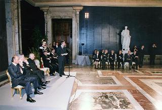 On. Walter Veltroni, vice presidente del Consiglio dei ministri, con i dirigenti della Federazione italiana gioco calcio ed i rappresentanti delle Associazioni di categoria, in occasione del 100° anniversario di fondazione della FGCI