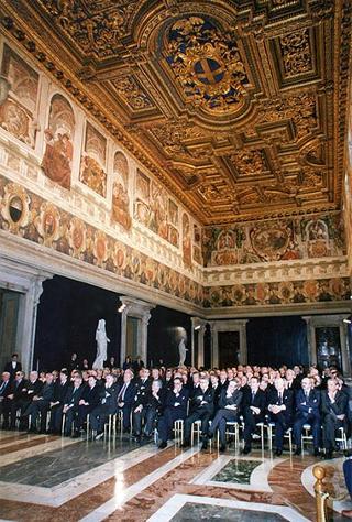 On. Walter Veltroni, vice presidente del Consiglio dei ministri, con i dirigenti della Federazione italiana gioco calcio ed i rappresentanti delle Associazioni di categoria, in occasione del 100° anniversario di fondazione della FGCI