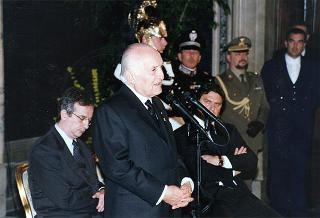 On. Walter Veltroni, vice presidente del Consiglio dei ministri, con i dirigenti della Federazione italiana gioco calcio ed i rappresentanti delle Associazioni di categoria, in occasione del 100° anniversario di fondazione della FGCI