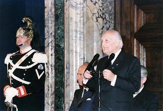 On. Walter Veltroni, vice presidente del Consiglio dei ministri, con i dirigenti della Federazione italiana gioco calcio ed i rappresentanti delle Associazioni di categoria, in occasione del 100° anniversario di fondazione della FGCI