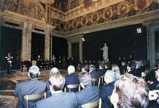 On. Walter Veltroni, vice presidente del Consiglio dei ministri, con i dirigenti della Federazione italiana gioco calcio ed i rappresentanti delle Associazioni di categoria, in occasione del 100° anniversario di fondazione della FGCI