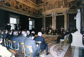 On. Walter Veltroni, vice presidente del Consiglio dei ministri, con i dirigenti della Federazione italiana gioco calcio ed i rappresentanti delle Associazioni di categoria, in occasione del 100° anniversario di fondazione della FGCI