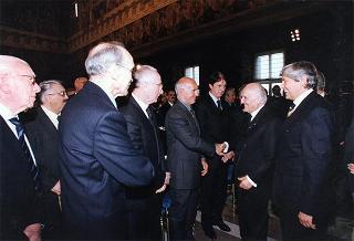 On. Walter Veltroni, vice presidente del Consiglio dei ministri, con i dirigenti della Federazione italiana gioco calcio ed i rappresentanti delle Associazioni di categoria, in occasione del 100° anniversario di fondazione della FGCI
