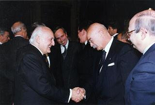 On. Walter Veltroni, vice presidente del Consiglio dei ministri, con i dirigenti della Federazione italiana gioco calcio ed i rappresentanti delle Associazioni di categoria, in occasione del 100° anniversario di fondazione della FGCI