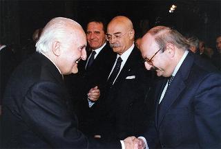 On. Walter Veltroni, vice presidente del Consiglio dei ministri, con i dirigenti della Federazione italiana gioco calcio ed i rappresentanti delle Associazioni di categoria, in occasione del 100° anniversario di fondazione della FGCI
