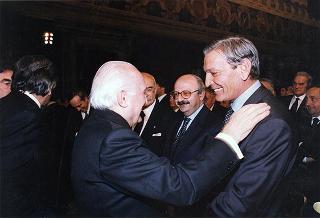 On. Walter Veltroni, vice presidente del Consiglio dei ministri, con i dirigenti della Federazione italiana gioco calcio ed i rappresentanti delle Associazioni di categoria, in occasione del 100° anniversario di fondazione della FGCI