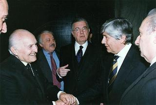 On. Walter Veltroni, vice presidente del Consiglio dei ministri, con i dirigenti della Federazione italiana gioco calcio ed i rappresentanti delle Associazioni di categoria, in occasione del 100° anniversario di fondazione della FGCI