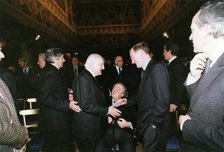 On. Walter Veltroni, vice presidente del Consiglio dei ministri, con i dirigenti della Federazione italiana gioco calcio ed i rappresentanti delle Associazioni di categoria, in occasione del 100° anniversario di fondazione della FGCI