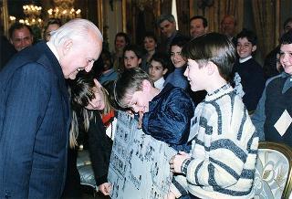 Delegazione di alunni delle classi di V elementare dell'Istituto Comprensivo di Scuola materna, elementare e media di Novi di Modena