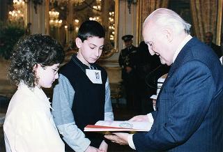 Delegazione di alunni delle classi di V elementare dell'Istituto Comprensivo di Scuola materna, elementare e media di Novi di Modena