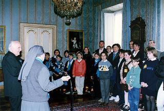 Suor Corazza ed un gruppo di studenti della Scuola "Maria Ausiliatrice" di Cesano Maderno