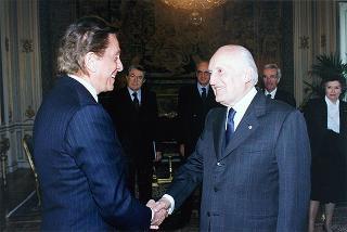 Pier Luigi Bersani, ministro dell'industria, del commercio e dell'artigianato, e on. Alfredo Diana, presidente della Federazione Nazionale Cavalieri del Lavoro, per la consegna delle insegne di Cavaliere dell'Ordine "Al Merito del Lavoro" a Valentino Garavani