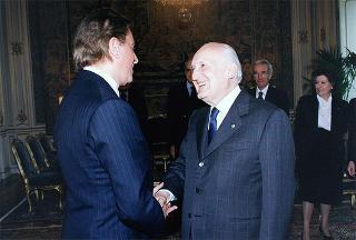 Pier Luigi Bersani, ministro dell'industria, del commercio e dell'artigianato, e on. Alfredo Diana, presidente della Federazione Nazionale Cavalieri del Lavoro, per la consegna delle insegne di Cavaliere dell'Ordine "Al Merito del Lavoro" a Valentino Garavani