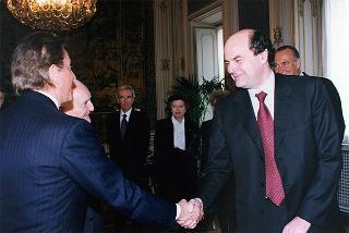 Pier Luigi Bersani, ministro dell'industria, del commercio e dell'artigianato, e on. Alfredo Diana, presidente della Federazione Nazionale Cavalieri del Lavoro, per la consegna delle insegne di Cavaliere dell'Ordine "Al Merito del Lavoro" a Valentino Garavani