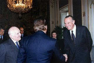 Pier Luigi Bersani, ministro dell'industria, del commercio e dell'artigianato, e on. Alfredo Diana, presidente della Federazione Nazionale Cavalieri del Lavoro, per la consegna delle insegne di Cavaliere dell'Ordine "Al Merito del Lavoro" a Valentino Garavani