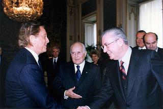 Pier Luigi Bersani, ministro dell'industria, del commercio e dell'artigianato, e on. Alfredo Diana, presidente della Federazione Nazionale Cavalieri del Lavoro, per la consegna delle insegne di Cavaliere dell'Ordine "Al Merito del Lavoro" a Valentino Garavani