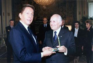 Pier Luigi Bersani, ministro dell'industria, del commercio e dell'artigianato, e on. Alfredo Diana, presidente della Federazione Nazionale Cavalieri del Lavoro, per la consegna delle insegne di Cavaliere dell'Ordine "Al Merito del Lavoro" a Valentino Garavani