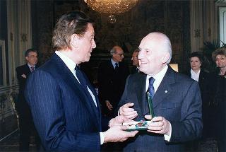 Pier Luigi Bersani, ministro dell'industria, del commercio e dell'artigianato, e on. Alfredo Diana, presidente della Federazione Nazionale Cavalieri del Lavoro, per la consegna delle insegne di Cavaliere dell'Ordine "Al Merito del Lavoro" a Valentino Garavani