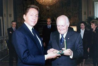 Pier Luigi Bersani, ministro dell'industria, del commercio e dell'artigianato, e on. Alfredo Diana, presidente della Federazione Nazionale Cavalieri del Lavoro, per la consegna delle insegne di Cavaliere dell'Ordine "Al Merito del Lavoro" a Valentino Garavani