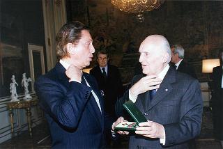 Pier Luigi Bersani, ministro dell'industria, del commercio e dell'artigianato, e on. Alfredo Diana, presidente della Federazione Nazionale Cavalieri del Lavoro, per la consegna delle insegne di Cavaliere dell'Ordine "Al Merito del Lavoro" a Valentino Garavani