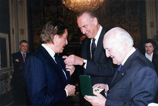 Pier Luigi Bersani, ministro dell'industria, del commercio e dell'artigianato, e on. Alfredo Diana, presidente della Federazione Nazionale Cavalieri del Lavoro, per la consegna delle insegne di Cavaliere dell'Ordine "Al Merito del Lavoro" a Valentino Garavani