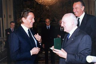 Pier Luigi Bersani, ministro dell'industria, del commercio e dell'artigianato, e on. Alfredo Diana, presidente della Federazione Nazionale Cavalieri del Lavoro, per la consegna delle insegne di Cavaliere dell'Ordine "Al Merito del Lavoro" a Valentino Garavani
