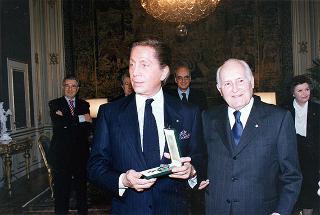 Pier Luigi Bersani, ministro dell'industria, del commercio e dell'artigianato, e on. Alfredo Diana, presidente della Federazione Nazionale Cavalieri del Lavoro, per la consegna delle insegne di Cavaliere dell'Ordine "Al Merito del Lavoro" a Valentino Garavani