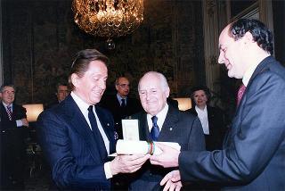 Pier Luigi Bersani, ministro dell'industria, del commercio e dell'artigianato, e on. Alfredo Diana, presidente della Federazione Nazionale Cavalieri del Lavoro, per la consegna delle insegne di Cavaliere dell'Ordine "Al Merito del Lavoro" a Valentino Garavani
