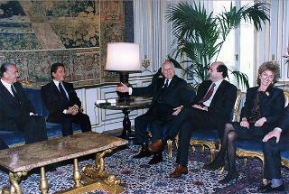 Pier Luigi Bersani, ministro dell'industria, del commercio e dell'artigianato, e on. Alfredo Diana, presidente della Federazione Nazionale Cavalieri del Lavoro, per la consegna delle insegne di Cavaliere dell'Ordine "Al Merito del Lavoro" a Valentino Garavani