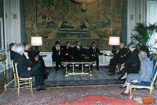 Pier Luigi Bersani, ministro dell'industria, del commercio e dell'artigianato, e on. Alfredo Diana, presidente della Federazione Nazionale Cavalieri del Lavoro, per la consegna delle insegne di Cavaliere dell'Ordine "Al Merito del Lavoro" a Valentino Garavani
