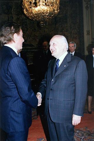 Pier Luigi Bersani, ministro dell'industria, del commercio e dell'artigianato, e on. Alfredo Diana, presidente della Federazione Nazionale Cavalieri del Lavoro, per la consegna delle insegne di Cavaliere dell'Ordine "Al Merito del Lavoro" a Valentino Garavani