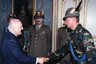 Rappresentanza della Brigata alpina "Taurinense", rientrata dalla missione in Bosnia, in servizio di guardia d'onore al Palazzo del Quirinale