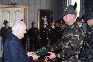 Rappresentanza della Brigata alpina "Taurinense", rientrata dalla missione in Bosnia, in servizio di guardia d'onore al Palazzo del Quirinale